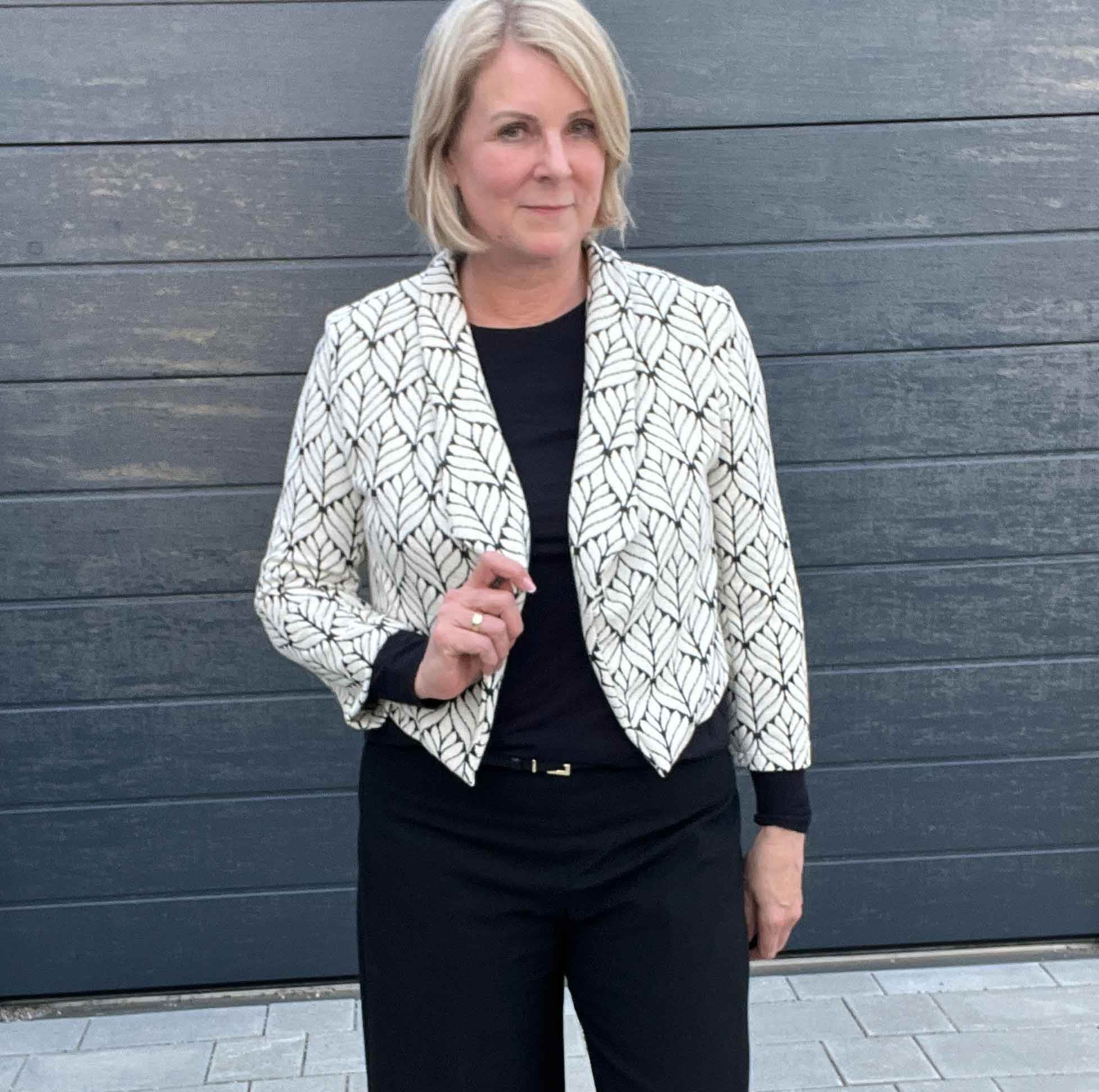 Schnittmuster kurzer Jersey Blazer LILIA (34-58) - Sewando