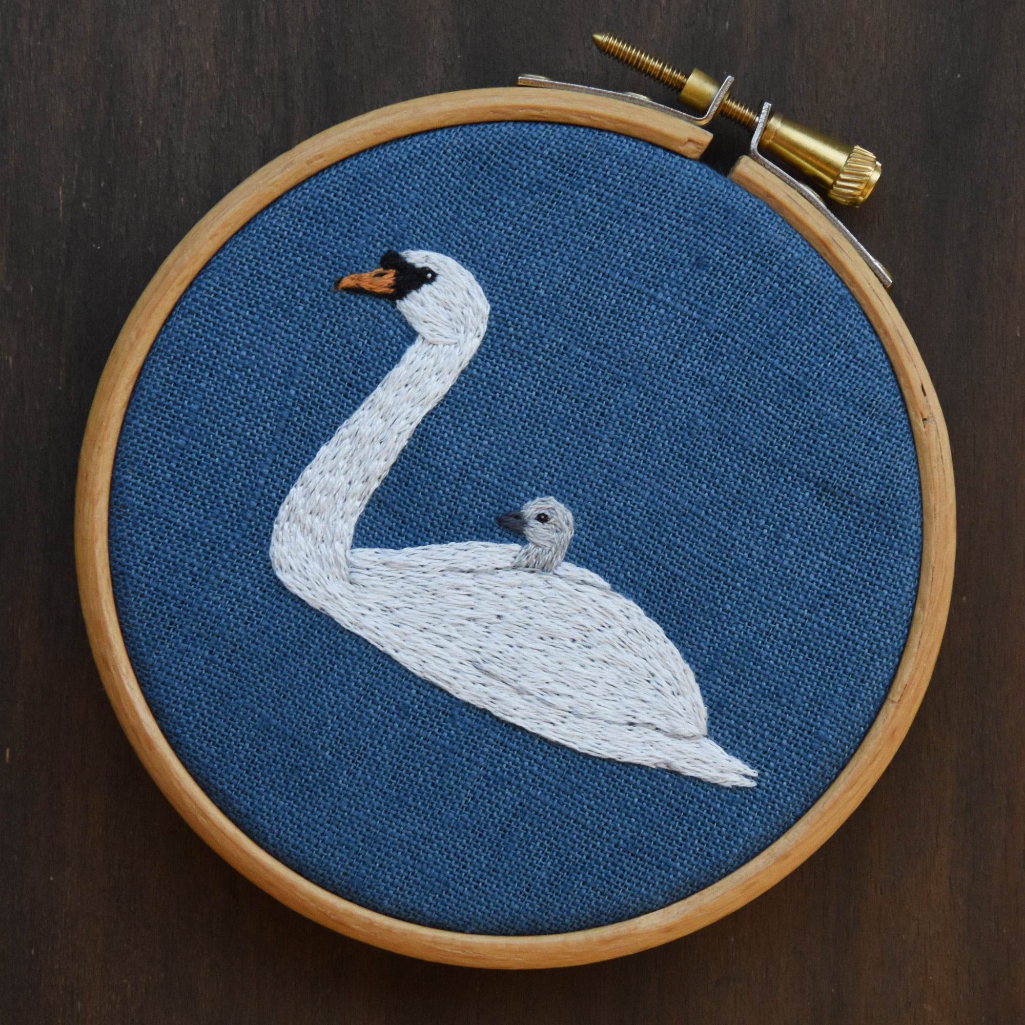 MUTE SWAN Hand Embroidery Pattern - Sewando