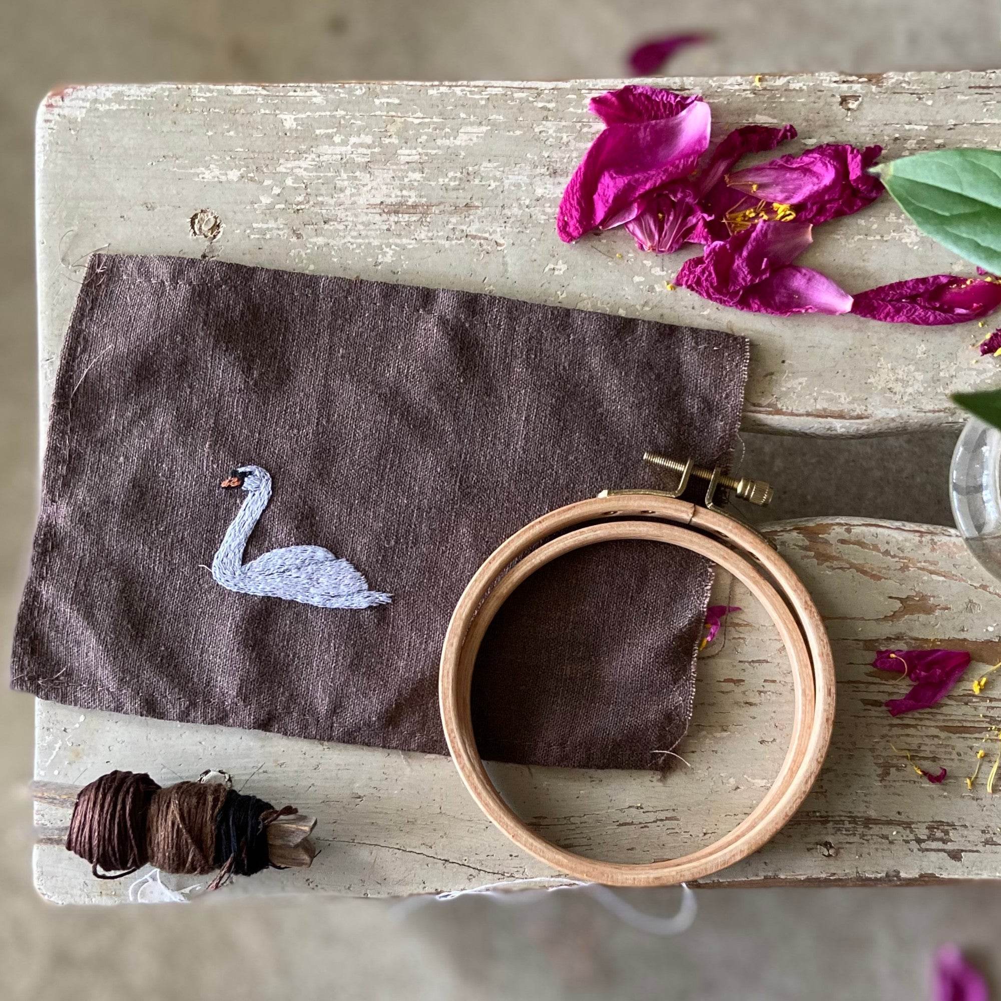 MUTE SWAN Hand Embroidery Pattern - Sewando