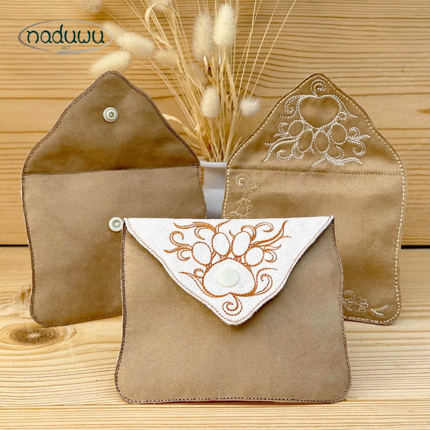 ITH Stickdatei Geschenkumschlag mit Pfote 13x18, 16x26 & Geschenkanhänger 10x10 - Sewando
