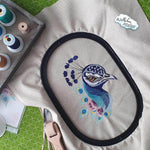 Eleganter Pfau mit floralen Akzenten – Stickdatei für deine Stickmaschine - Sewando