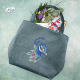Eleganter Pfau mit floralen Akzenten – Stickdatei für deine Stickmaschine - Sewando