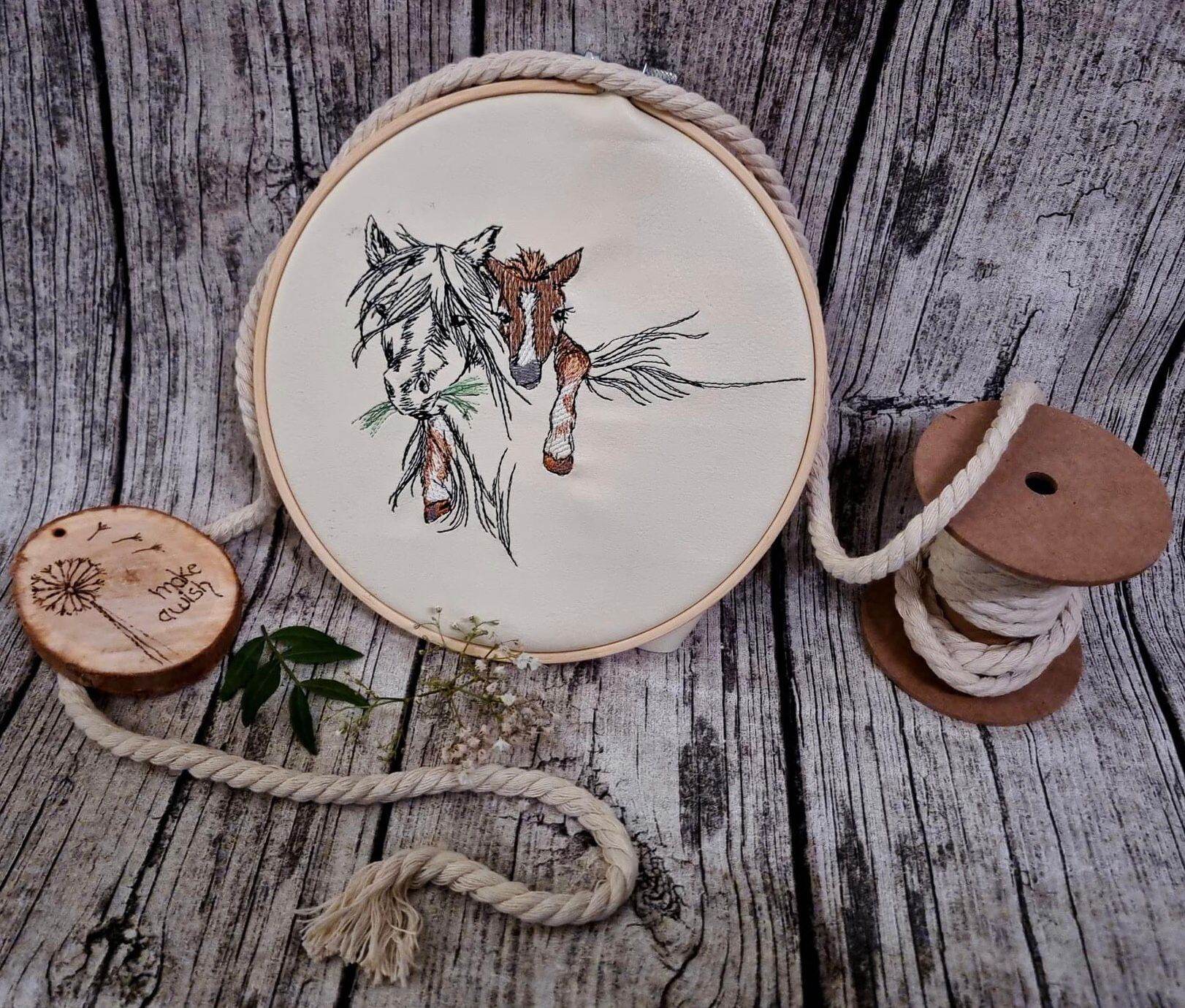 Pferdemama mit Fohlen Stickdatei – zartes Motiv für Naturfreunde & Pferdeliebhaber - Sewando