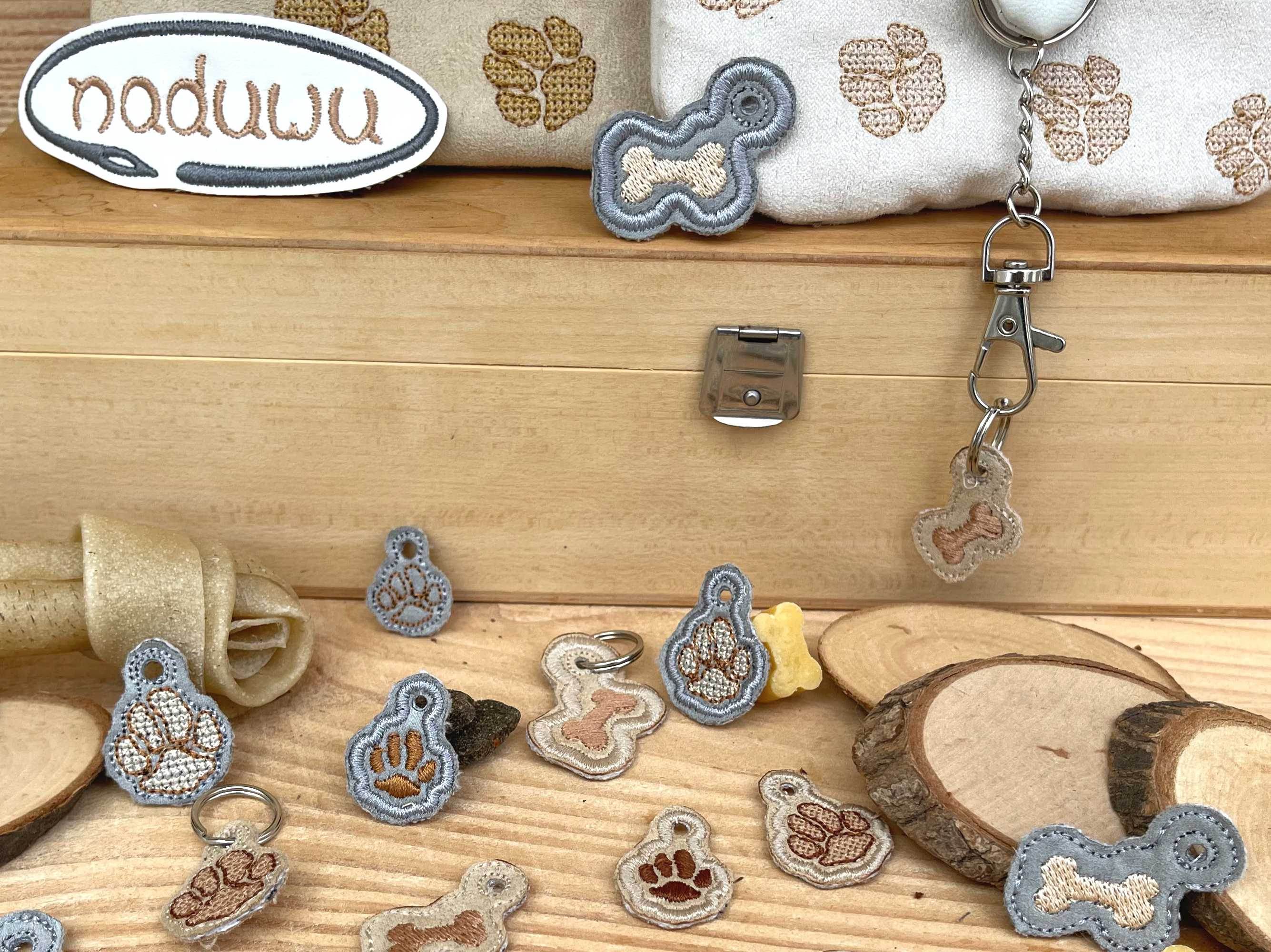 Stickdatei Hundepfoten und Knochen Mini-Anhänger, ITH für 10x10 Rahmen - Sewando