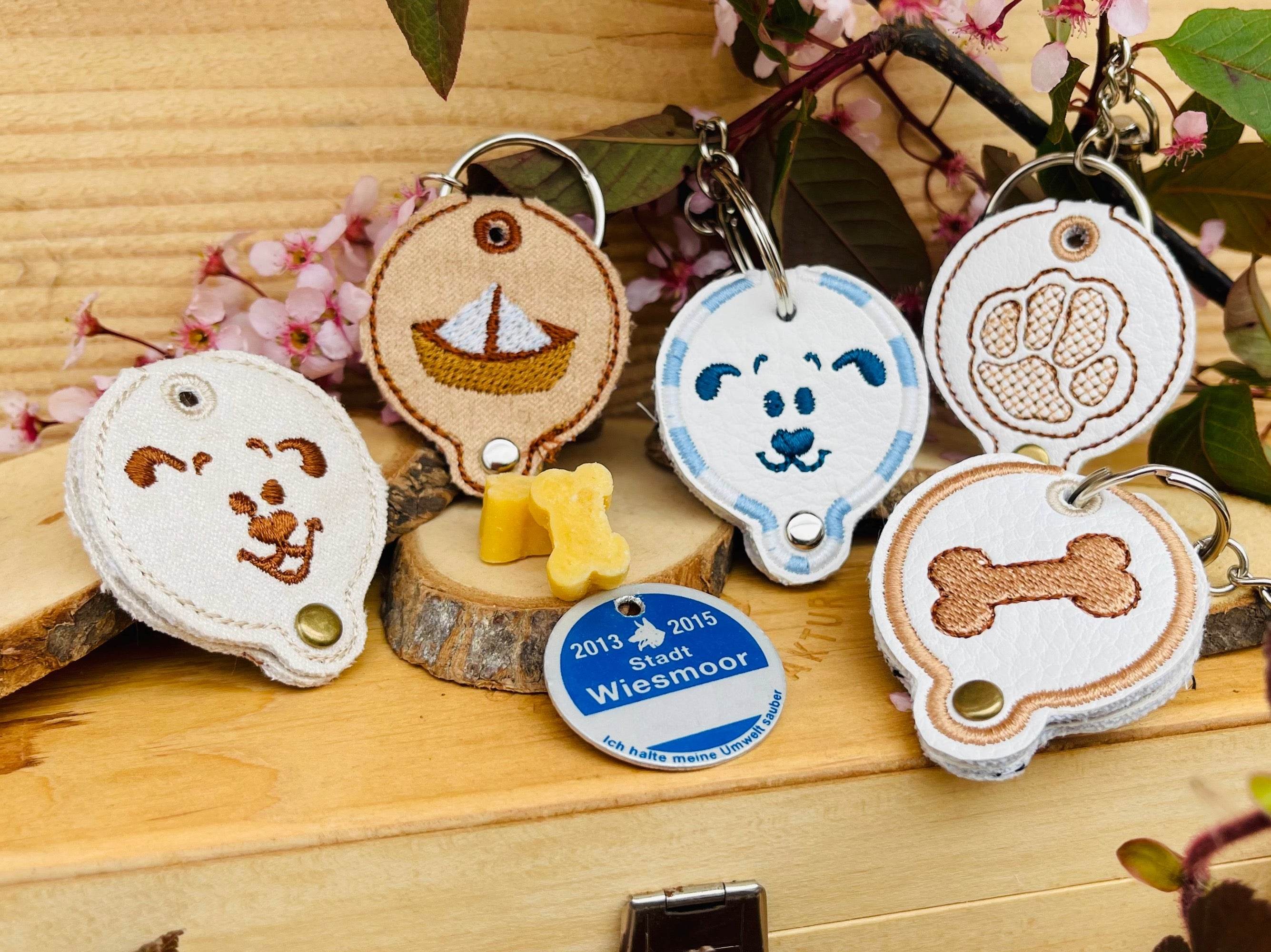 Stickdatei Hundemarke, ITH Anhänger Set mit 5 Motiven - Sewando