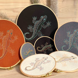 Stickdatei Eidechse Set 7 Größen, Gecko Scribble ab 10x10 - Sewando