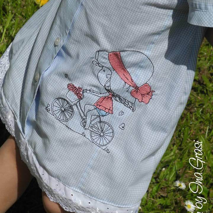 Doodle Mädchen auf Fahrrad Stickdatei – verspielter Frühlingszauber für deine Stickmaschine - Sewando
