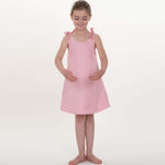 Schnittmuster Schürzenkleid JULE PDF 3-in-1, Mädchen im rosa Schürzenkleid mit Schleifen, ideal für Kindergrößen 74/80–146/152.