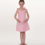 Mädchen trägt ein rosa Tunika Kleid ANTONIA nach Schnittmuster Tunika, mit schönen Schleifen an den Schultern.