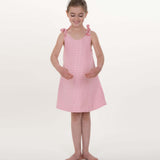 Mädchen trägt ein rosa Tunika Kleid ANTONIA nach Schnittmuster Tunika, mit schönen Schleifen an den Schultern.