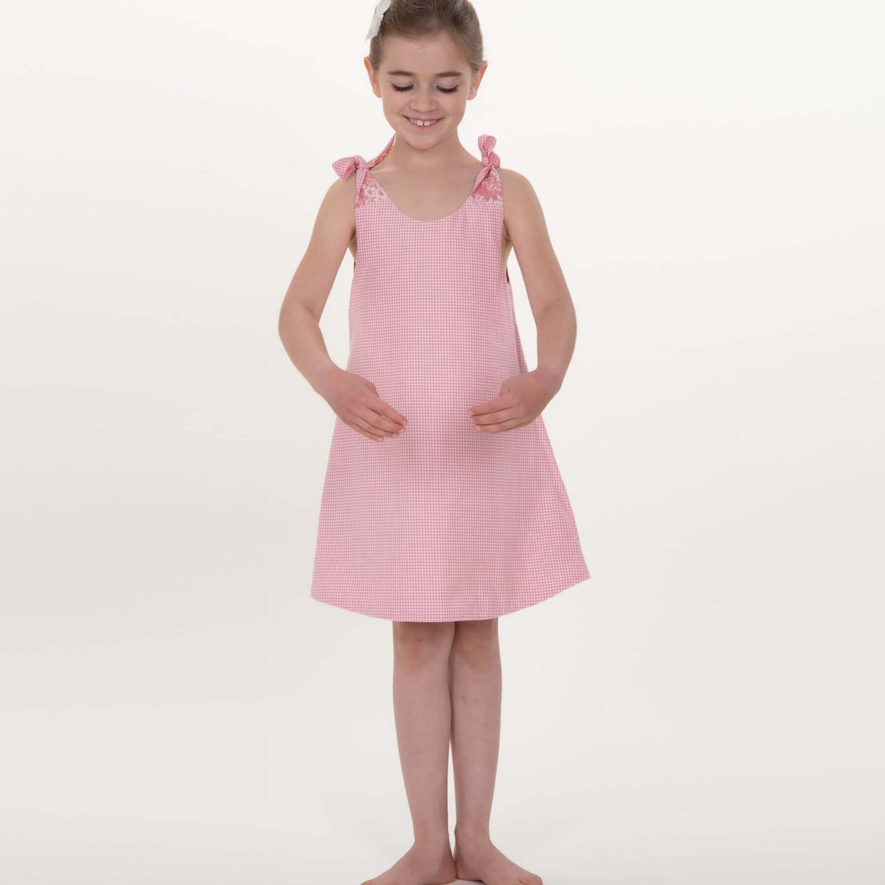 Mädchen trägt ein rosa Tunika Kleid ANTONIA nach Schnittmuster Tunika, mit schönen Schleifen an den Schultern.