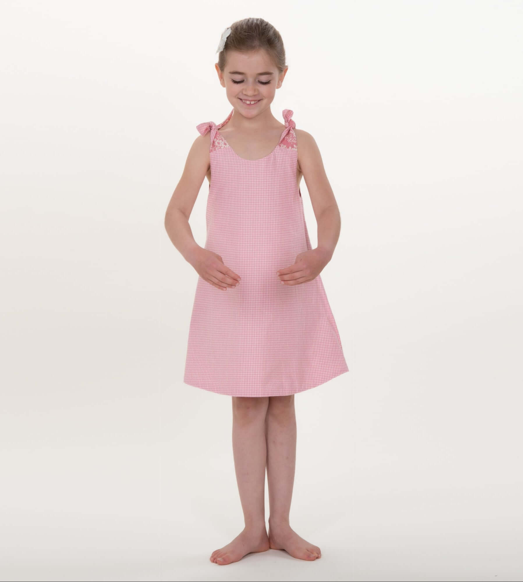 Mädchen trägt ein rosa Tunika Kleid ANTONIA nach Schnittmuster Tunika, mit schönen Schleifen an den Schultern.