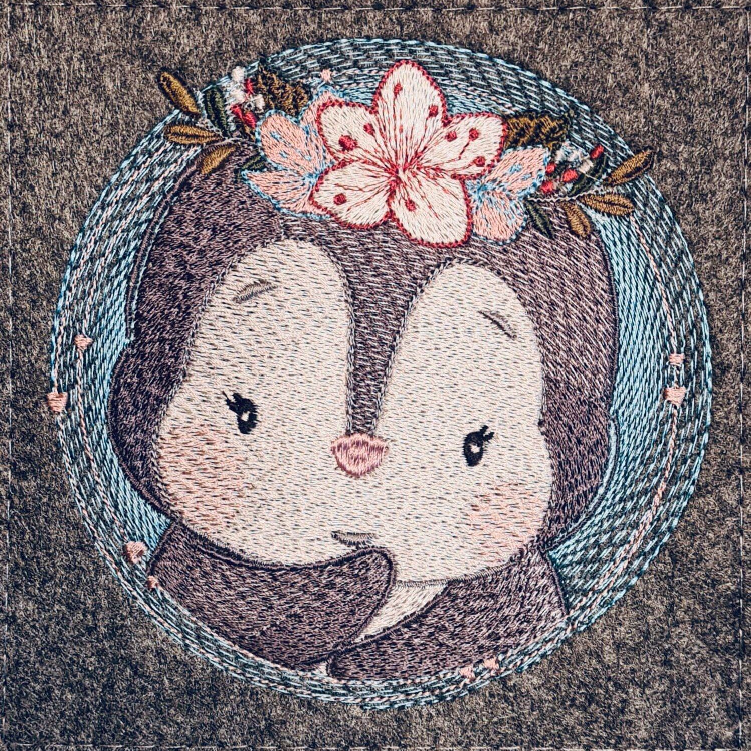 Pinguin mit Blumen Stickdatei – fröhliches Motiv für Kinderkleidung & Geschenke - Sewando