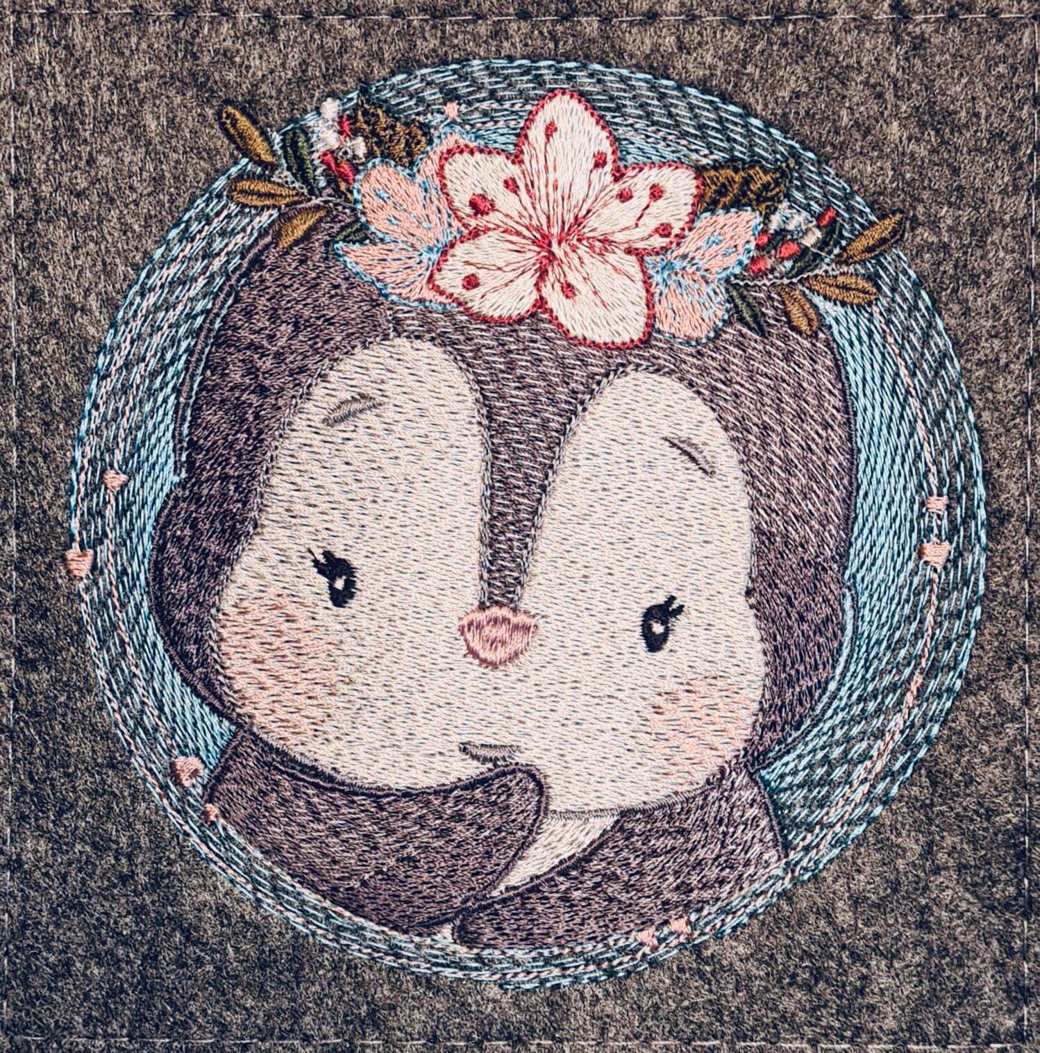 Pinguin mit Blumen Stickdatei – fröhliches Motiv für Kinderkleidung & Geschenke - Sewando