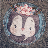 Pinguin mit Blumen Stickdatei – fröhliches Motiv für Kinderkleidung & Geschenke - Sewando