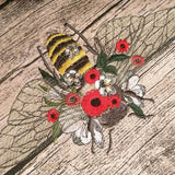 Biene Stickdatei – Florales Sommermotiv mit Blüten & feinen Details - Sewando