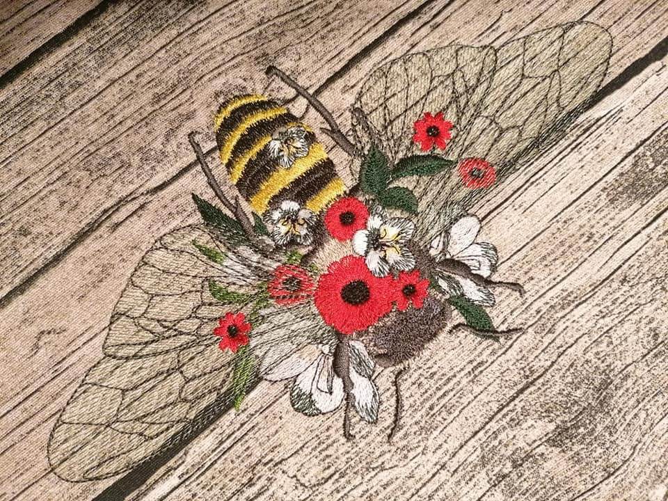 Biene Stickdatei – Florales Sommermotiv mit Blüten & feinen Details - Sewando