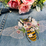 Biene Stickdatei – Florales Sommermotiv mit Blüten & feinen Details - Sewando