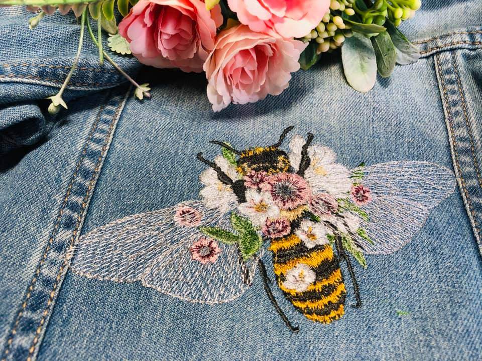 Biene Stickdatei – Florales Sommermotiv mit Blüten & feinen Details - Sewando