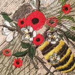 Biene Stickdatei – Florales Sommermotiv mit Blüten & feinen Details - Sewando