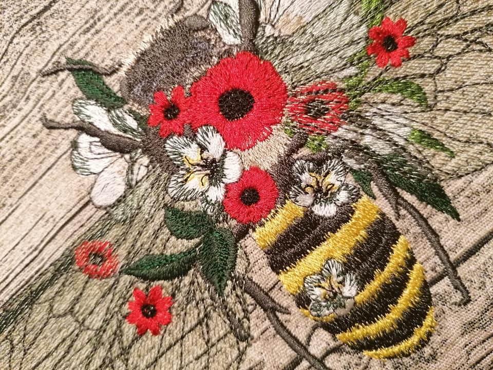 Biene Stickdatei – Florales Sommermotiv mit Blüten & feinen Details - Sewando