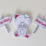 Stickdatei Glücksschweinchen mit Schildern "Viel Glück" "Good luck"– 10x10 (4x4")