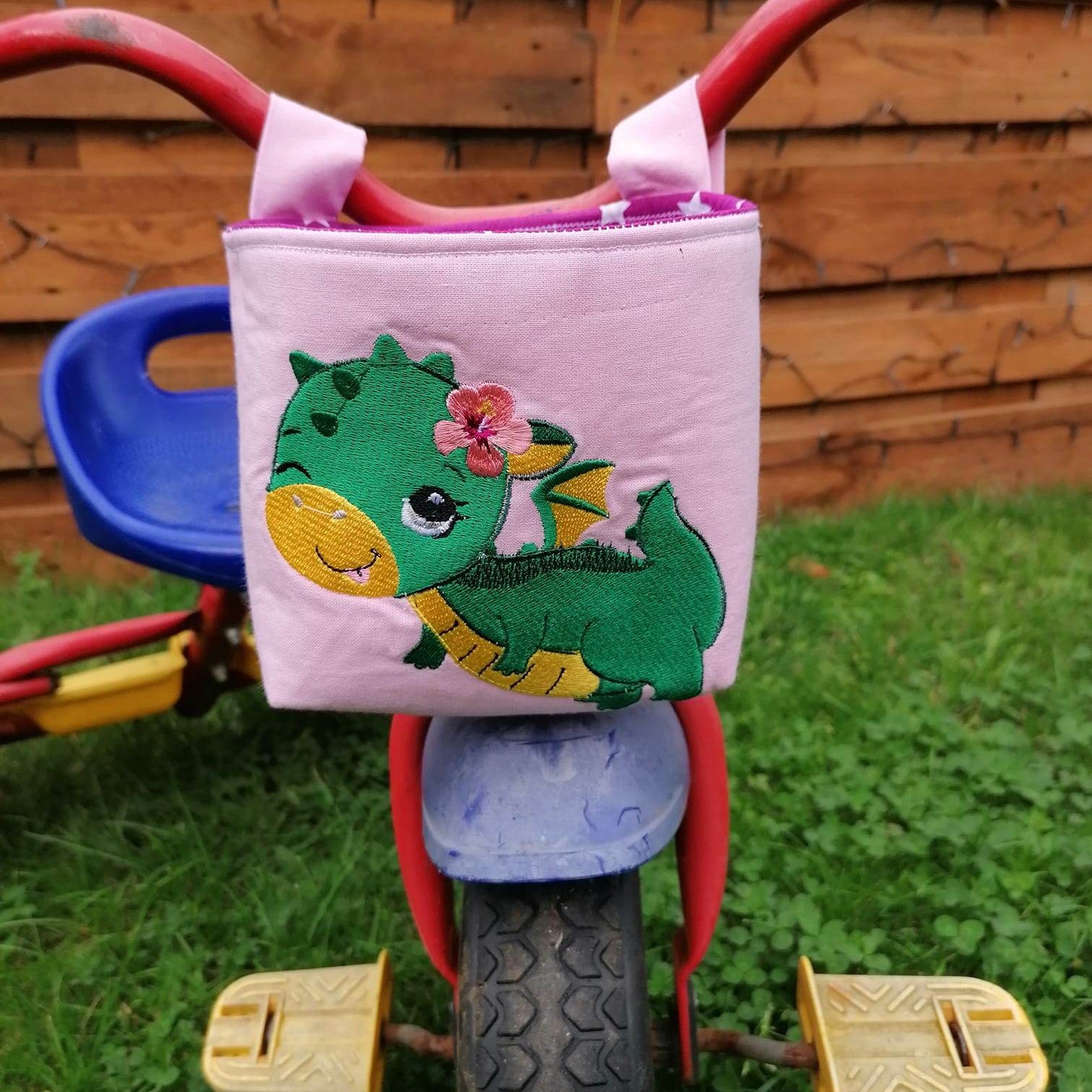 Drache Stickdatei, niedlicher Baby-Drache mit Blüte für deine Stickmaschine - Sewando