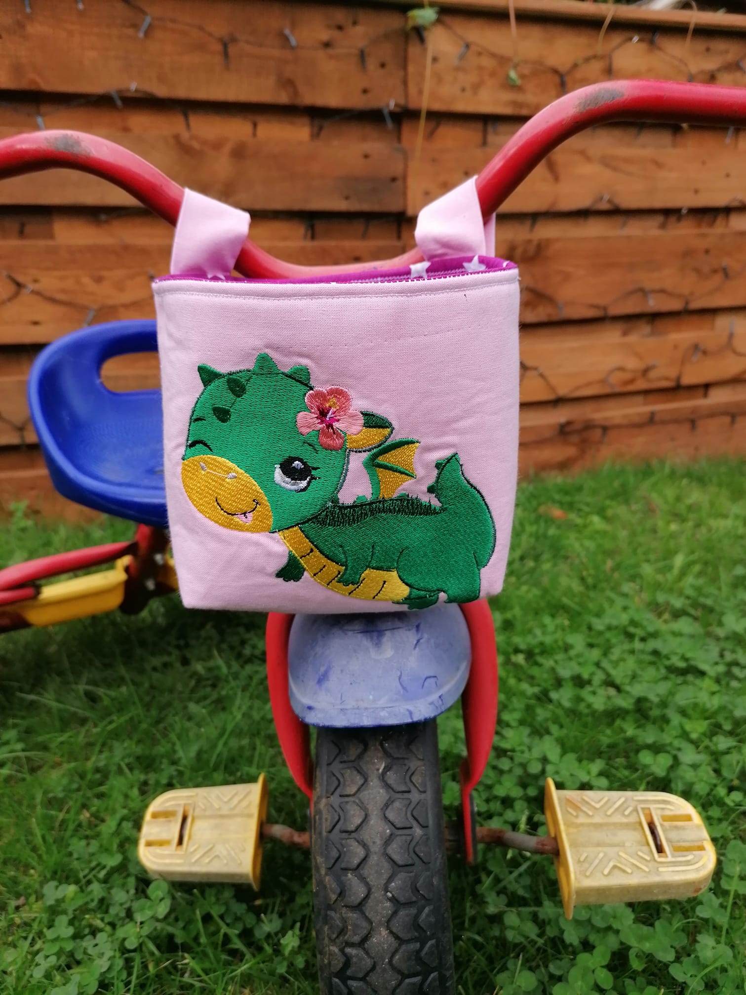 Drache Stickdatei, niedlicher Baby-Drache mit Blüte für deine Stickmaschine - Sewando
