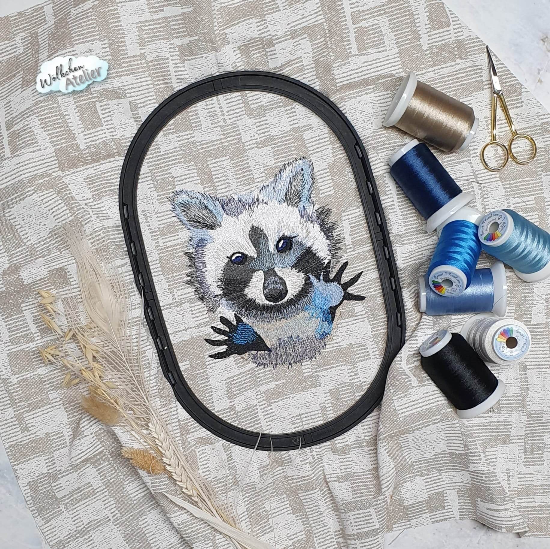 Waschbär Stickdatei – freches Tiermotiv für Kleidung & kreative Geschenkideen - Sewando