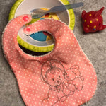 Stickdatei Baby mit Hase – zartes Doodle-Motiv für Geburtsgeschenke - Sewando