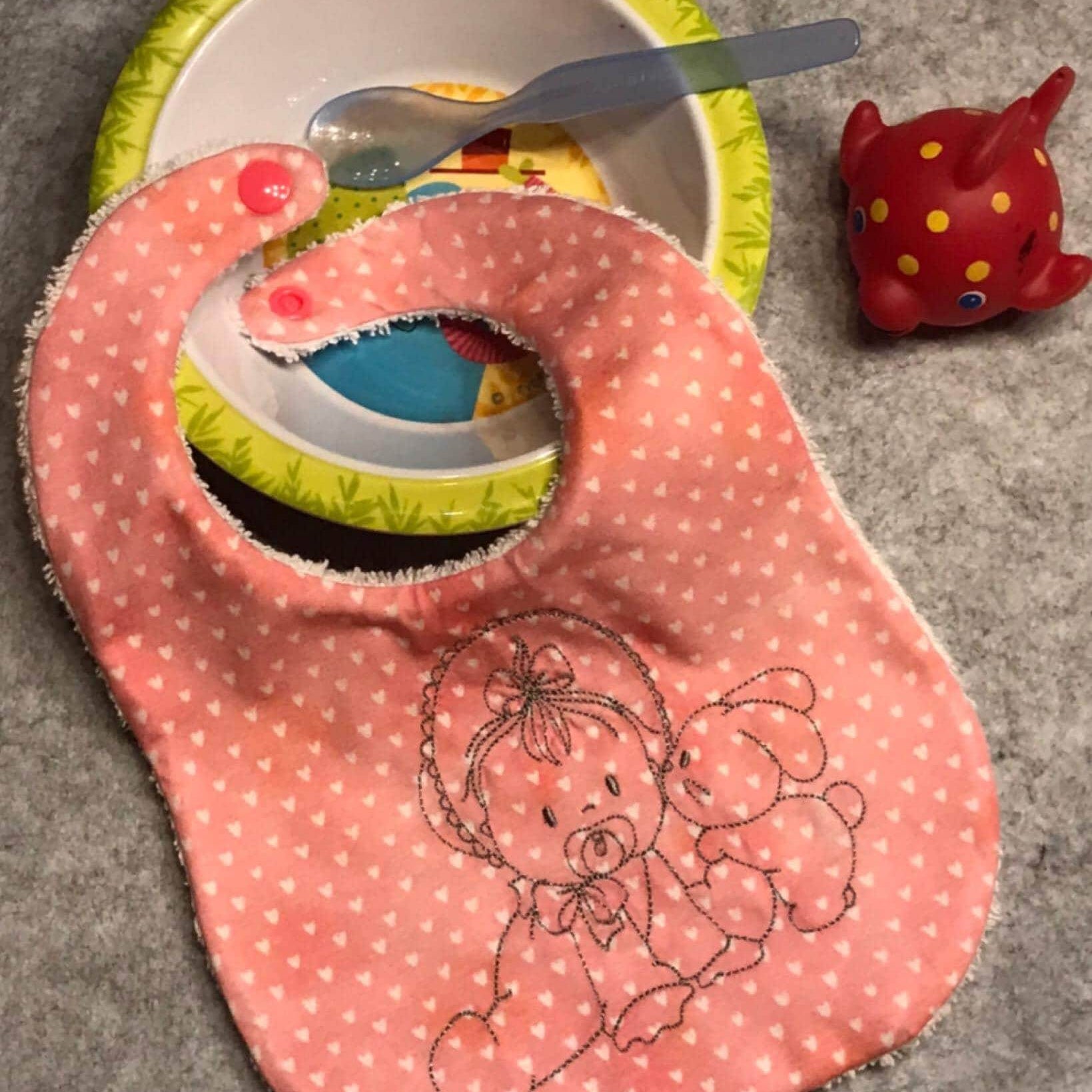 Stickdatei Baby mit Hase – zartes Doodle-Motiv für Geburtsgeschenke - Sewando