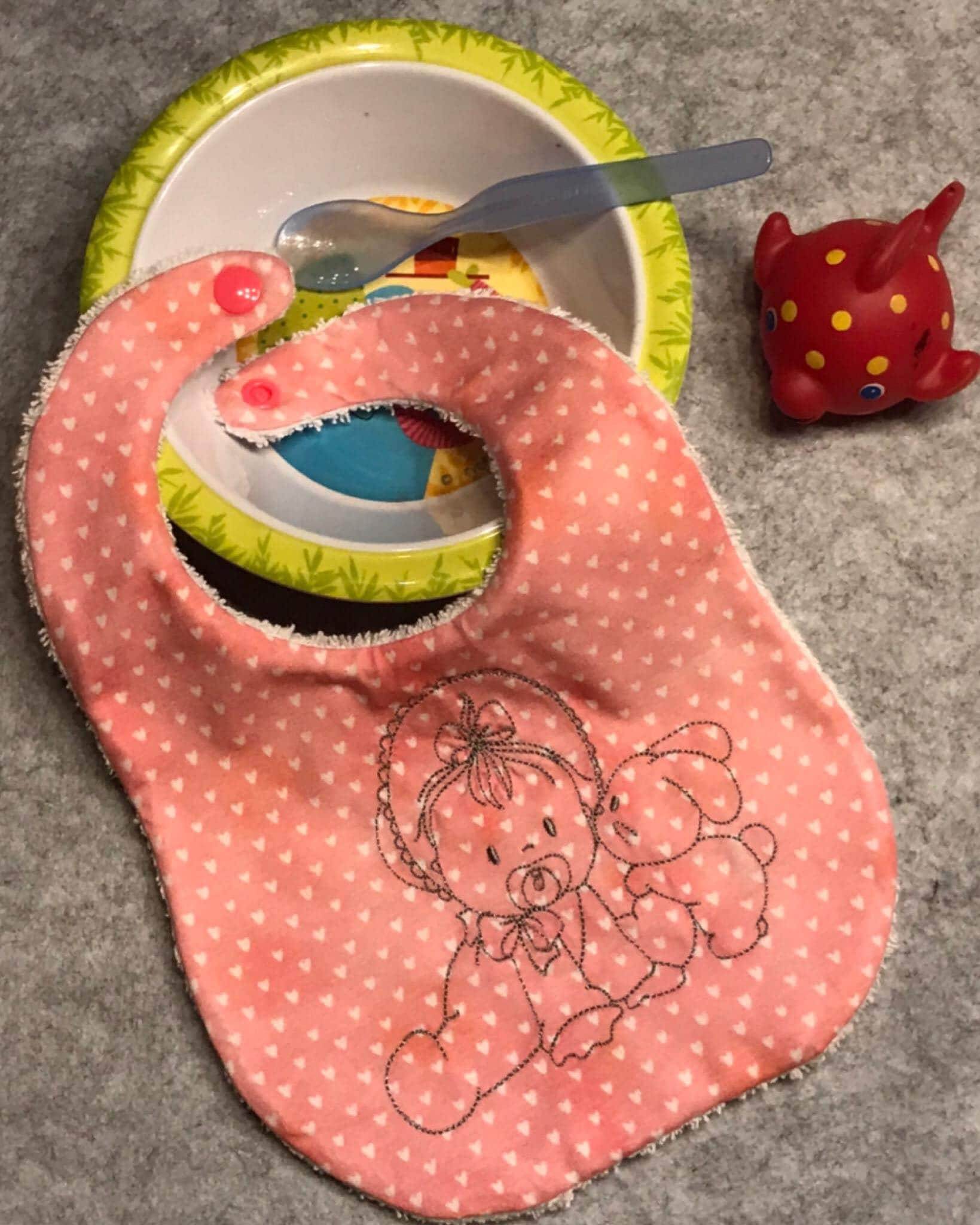 Stickdatei Baby mit Hase – zartes Doodle-Motiv für Geburtsgeschenke - Sewando
