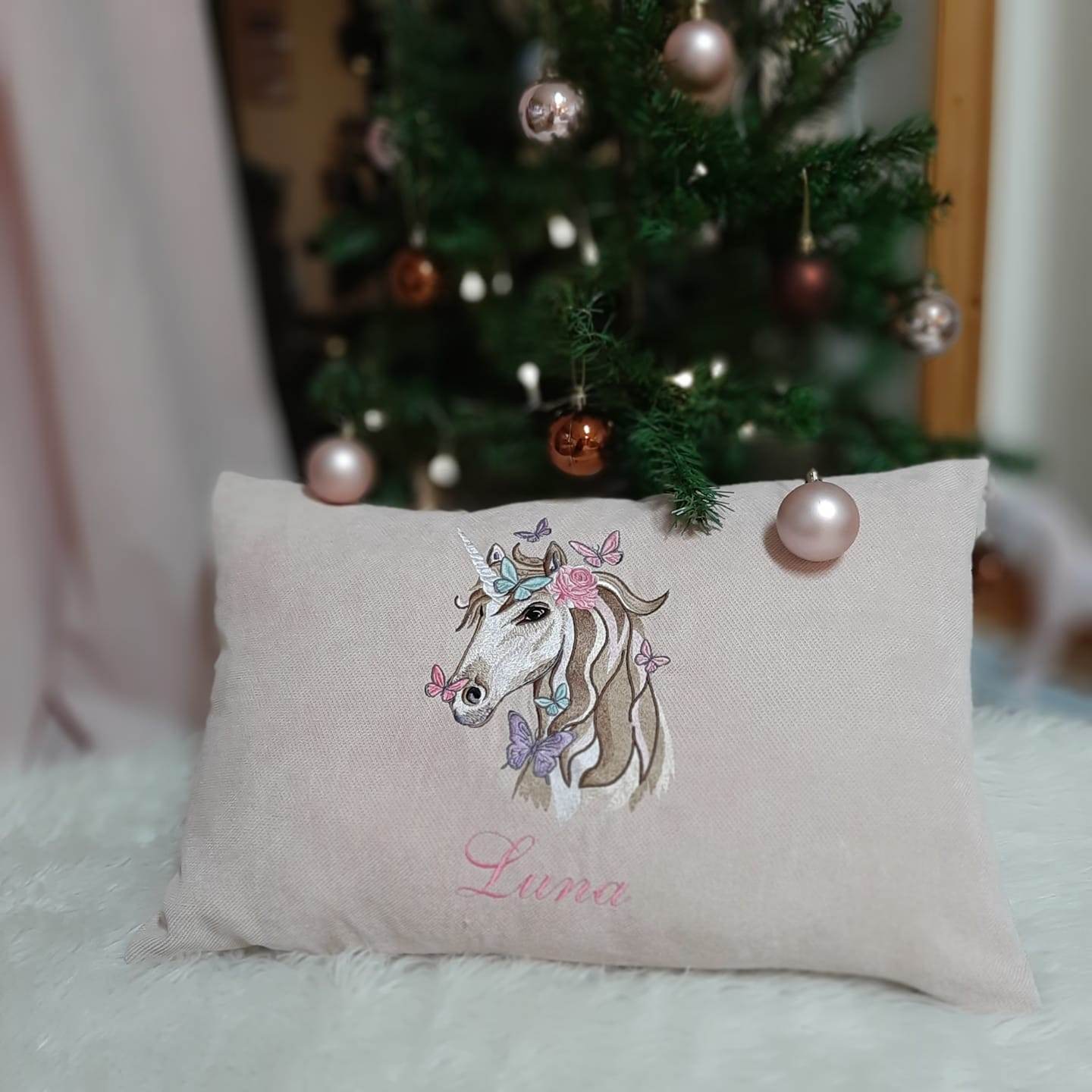 Einhorn Stickdatei, Einhornkopf mit Schmetterlingen für deine Stickmaschine - Sewando