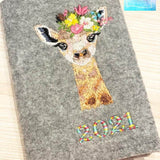 Giraffe Stickdatei, zierlicher Giraffenkopf mit Blumenkranz für deine Stickmaschine - Sewando