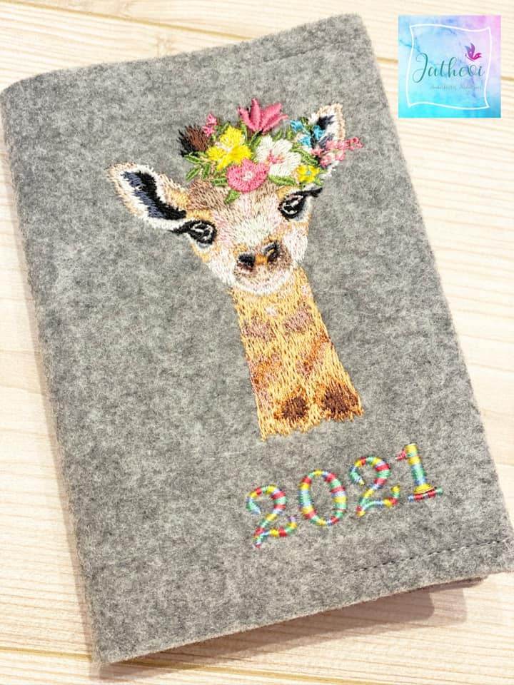 Giraffe Stickdatei, zierlicher Giraffenkopf mit Blumenkranz für deine Stickmaschine - Sewando