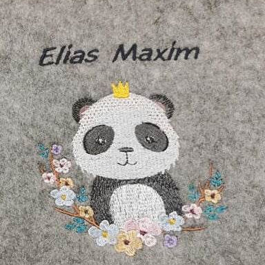 Panda Stickdatei – Niedliches Pandamotiv mit Blumenkranz & Krönchen für süße Projekte - Sewando