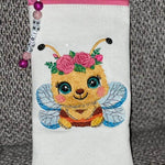 Biene Stickdatei – niedliches Frühlingsmotiv mit Blumenkranz für Kinderprojekte - Sewando