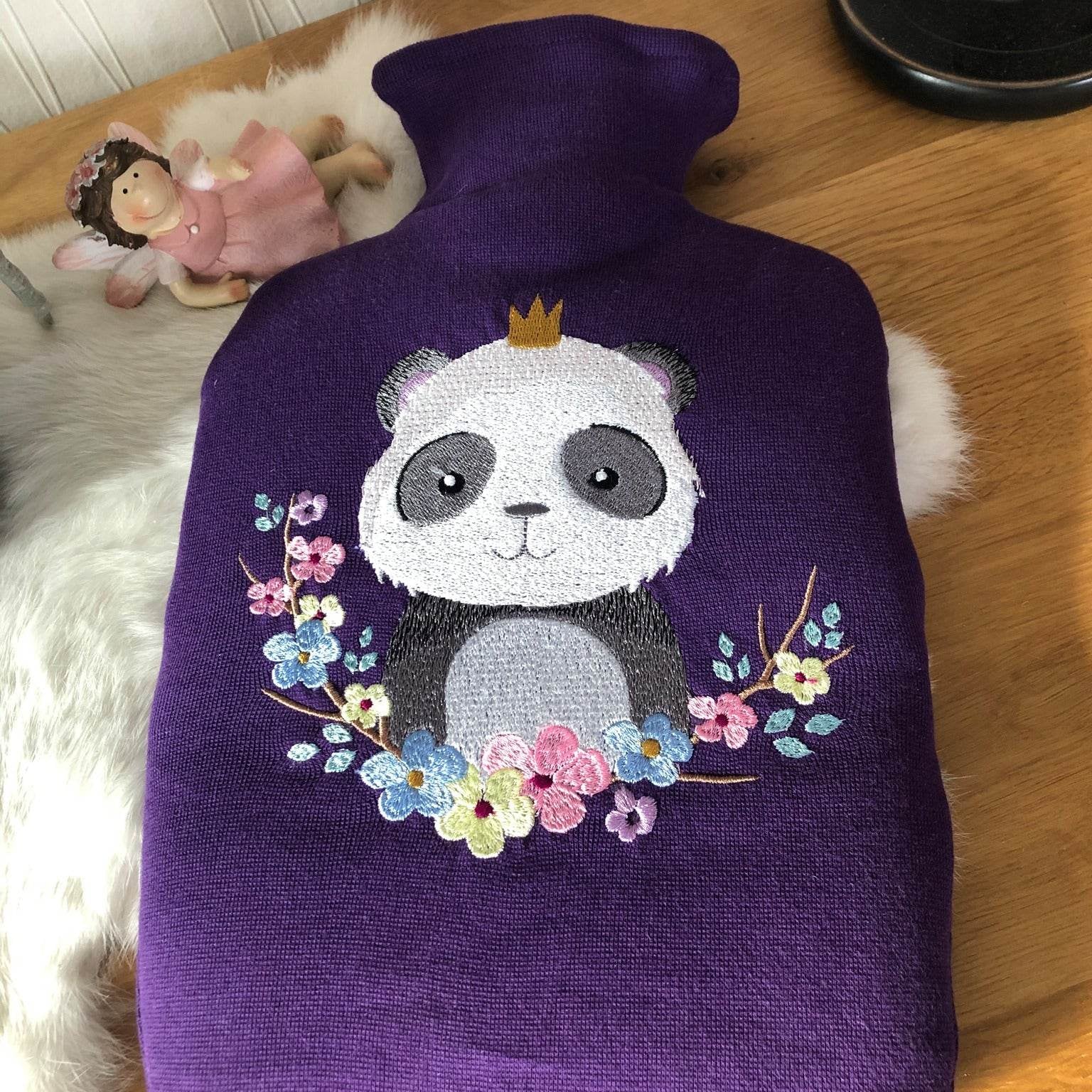 Panda Stickdatei – Niedliches Pandamotiv mit Blumenkranz & Krönchen für süße Projekte - Sewando