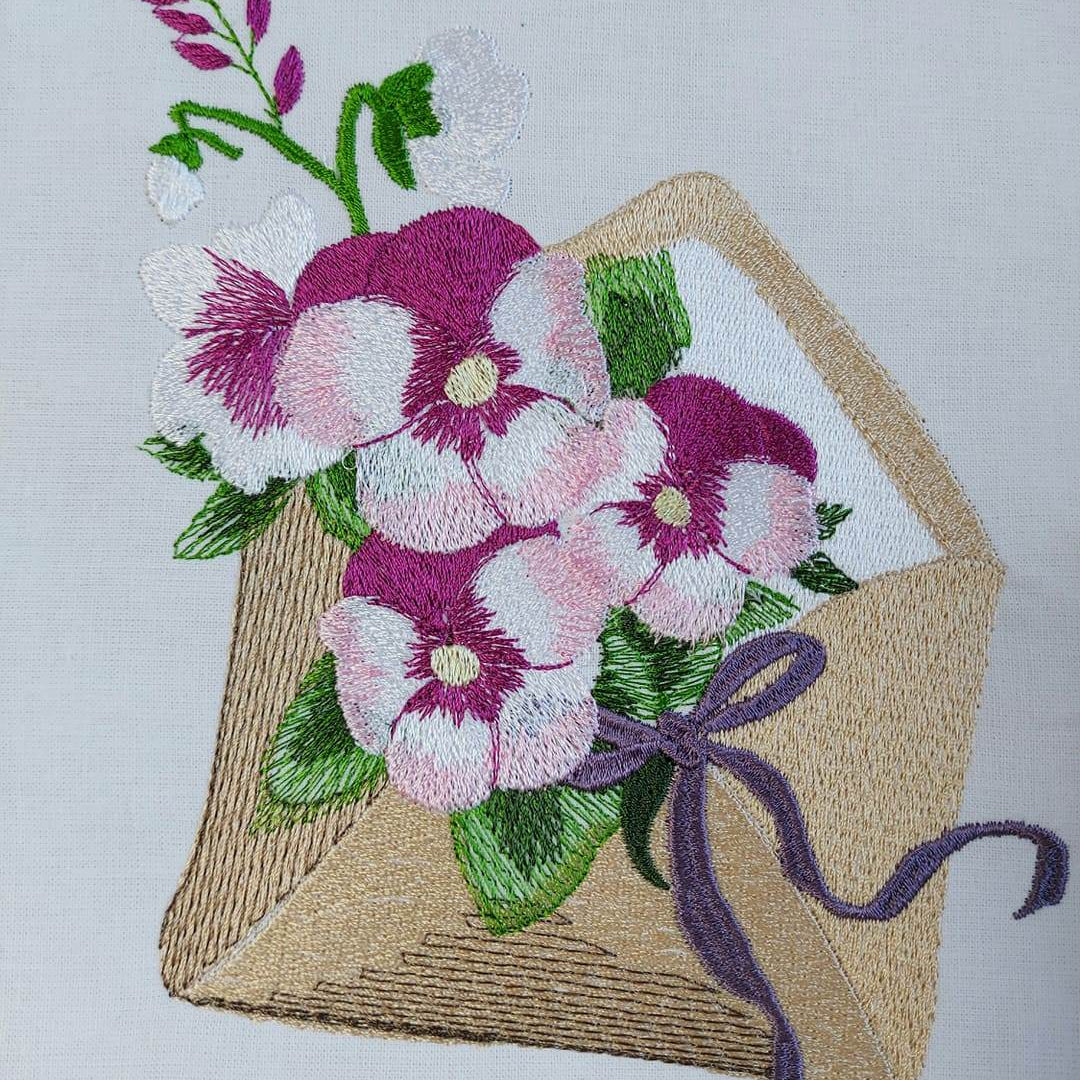 Blumenbrief Stickdatei – Romantisches Umschlag-Motiv mit Blüten - Sewando