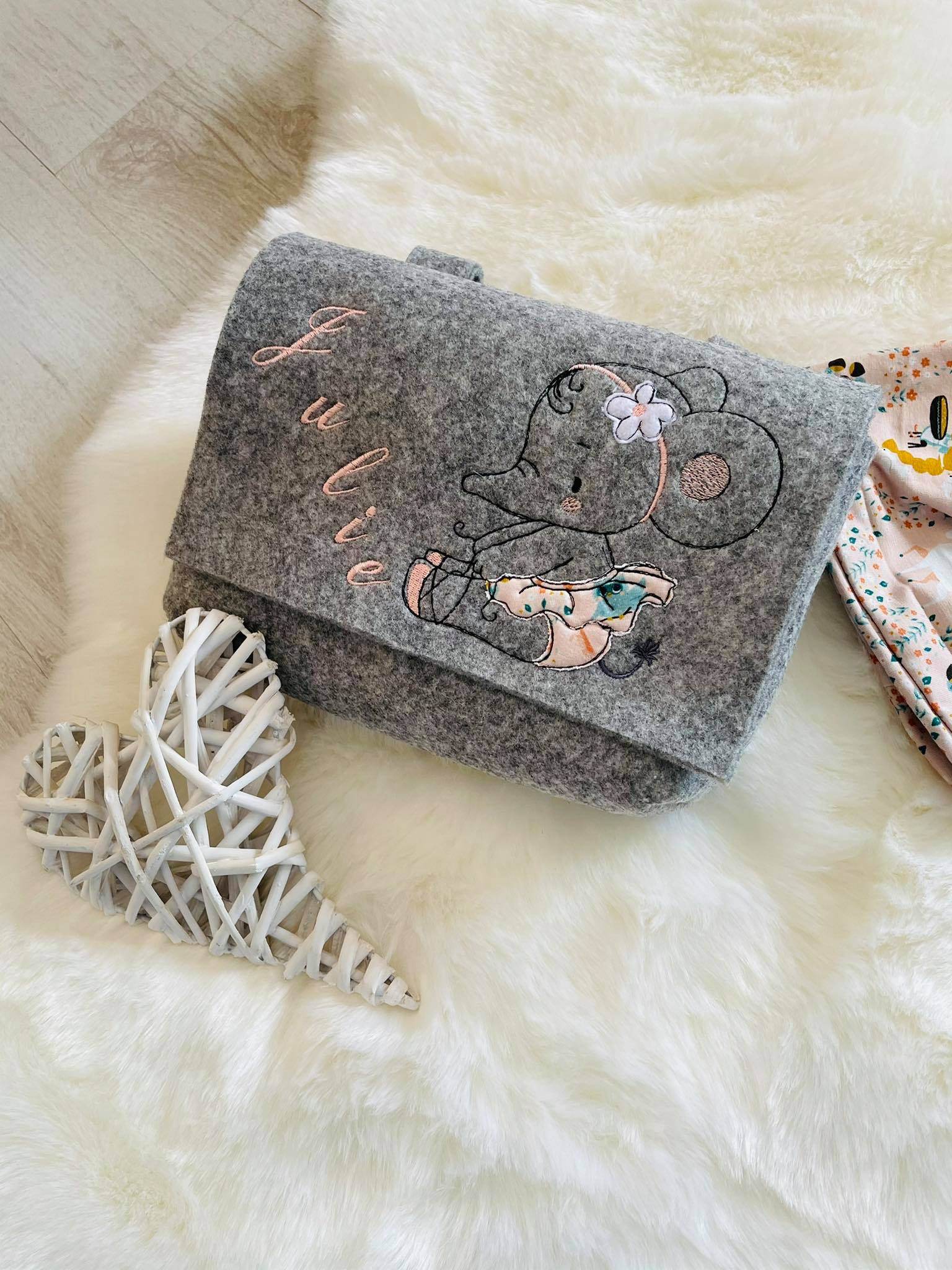 Elefant Applikation Stickdatei, verspieltes Kindermotiv für deine Stickmaschine - Sewando