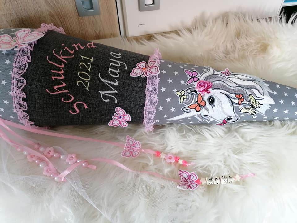 Einhorn Stickdatei, Einhornkopf mit Schmetterlingen für deine Stickmaschine - Sewando