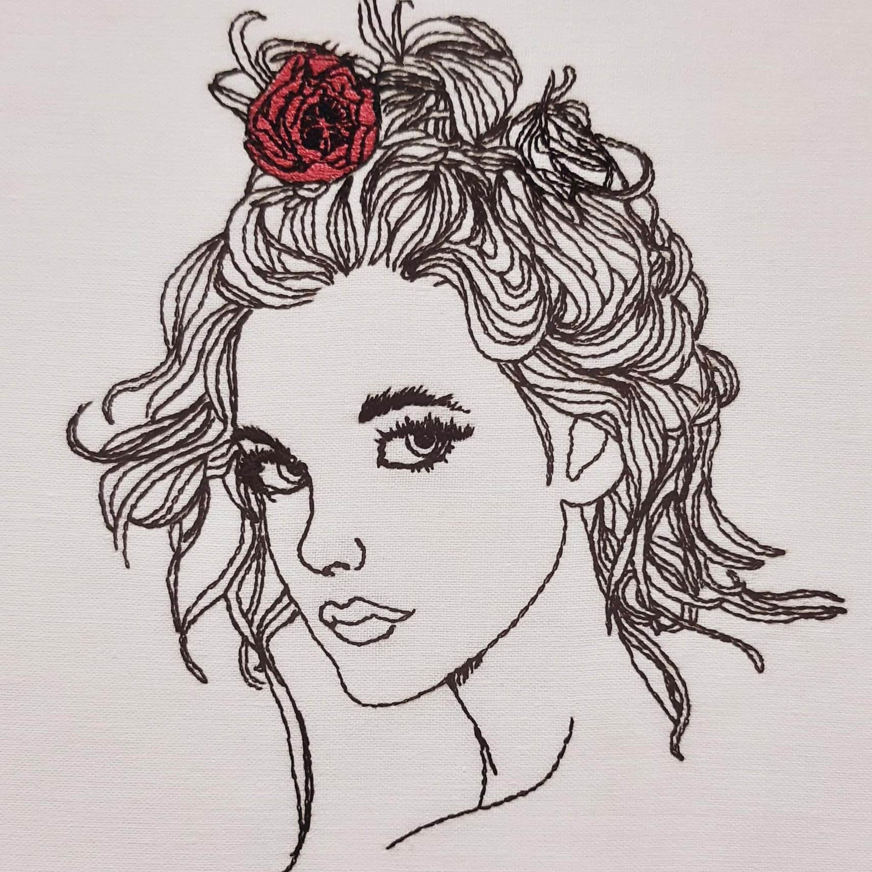 Doodle Frau „Selene“ Stickdatei – geheimnisvolle Schönheit mit Rosenkranz im Haar für deine Stickmaschine - Sewando