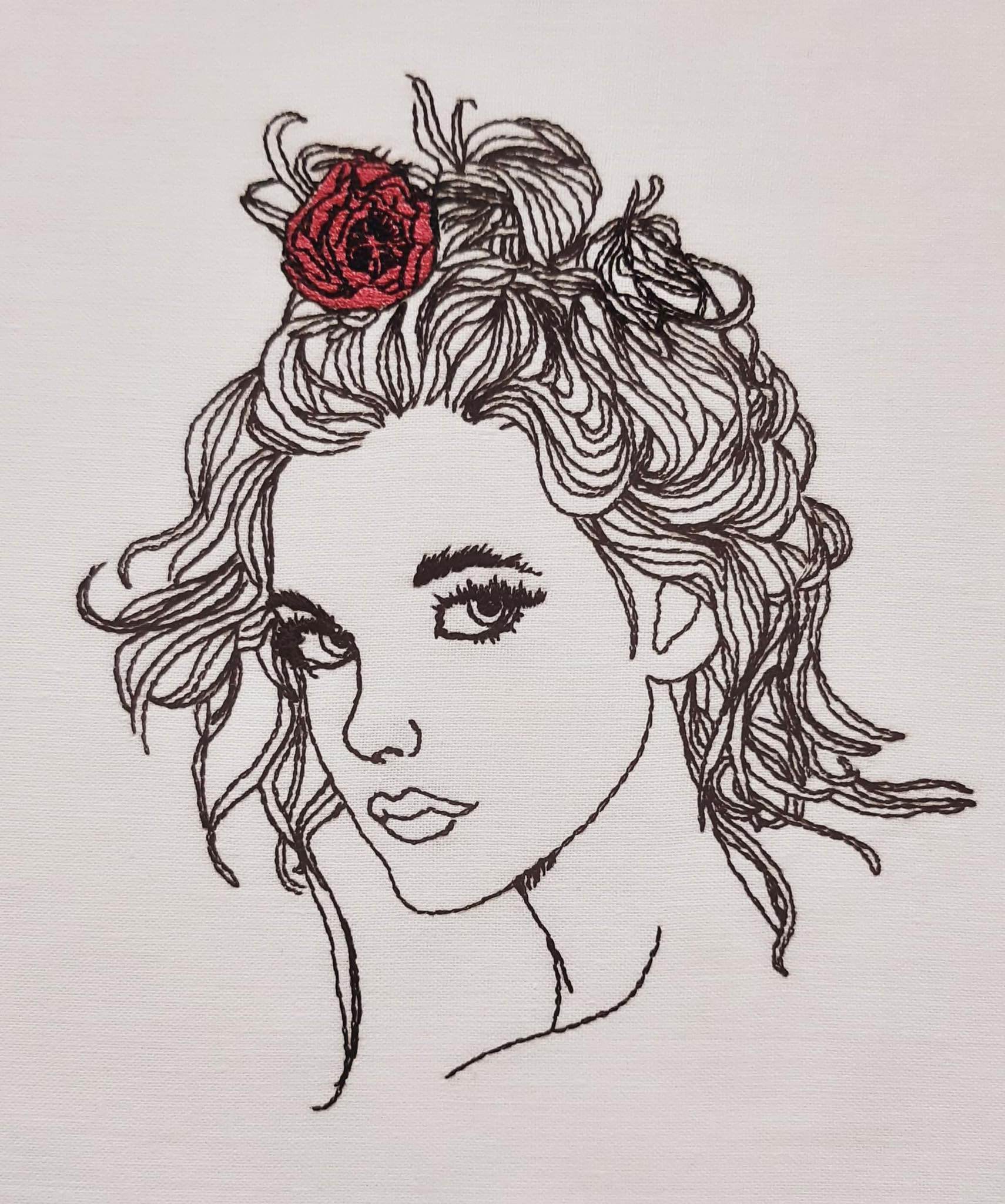 Doodle Frau „Selene“ Stickdatei – geheimnisvolle Schönheit mit Rosenkranz im Haar für deine Stickmaschine - Sewando