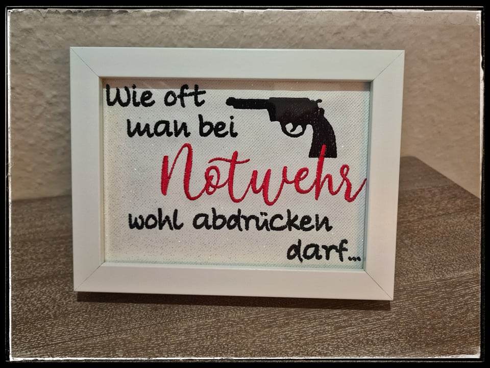 Stickdatei - Wie oft man bei Notwehr wohl abdrücken darf... - Sewando