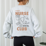 Lustige Tired Nurse Club Plotterdatei für Krankenschwestern & Pflegekräfte – mit Kaffee, Stethoskop und „Saving lives. Missing sleep.“ Perfekt für Sweater, Shirts & Geschenke.