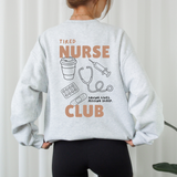 Lustige Tired Nurse Club Plotterdatei für Krankenschwestern & Pflegekräfte – mit Kaffee, Stethoskop und „Saving lives. Missing sleep.“ Perfekt für Sweater, Shirts & Geschenke.