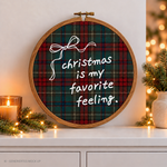 Christmas Is My Favorite Feeling SVG Plotterdatei mit Schleife auf kariertem Stoff im Stickrahmen als selbstgemachte Weihnachtsdeko.