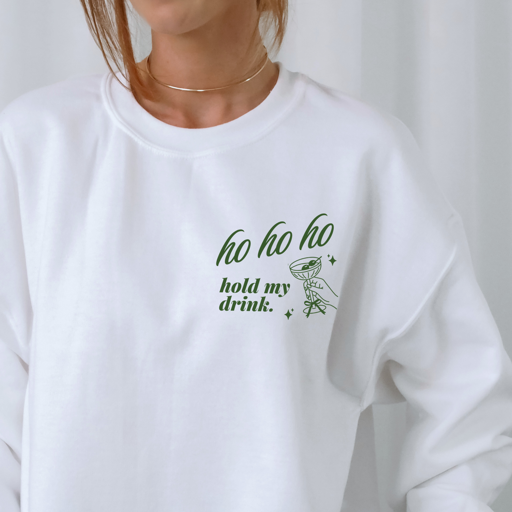 Lustiger Weihnachtsspruch Ho Ho Ho Hold My Drink mit Martini-Glas und gestreiftem Christmas Background als DIY Plotterdesign.