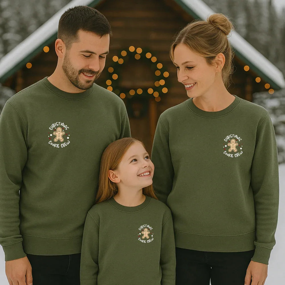 Zweiteilige Plotterdatei Weihnachten ‚Christmas Cookie Crew‘ – großer Rückenprint mit Keks-Illustrationen und kleiner Frontprint. Perfekt für Family- und Partner-Weihnachtspullis.