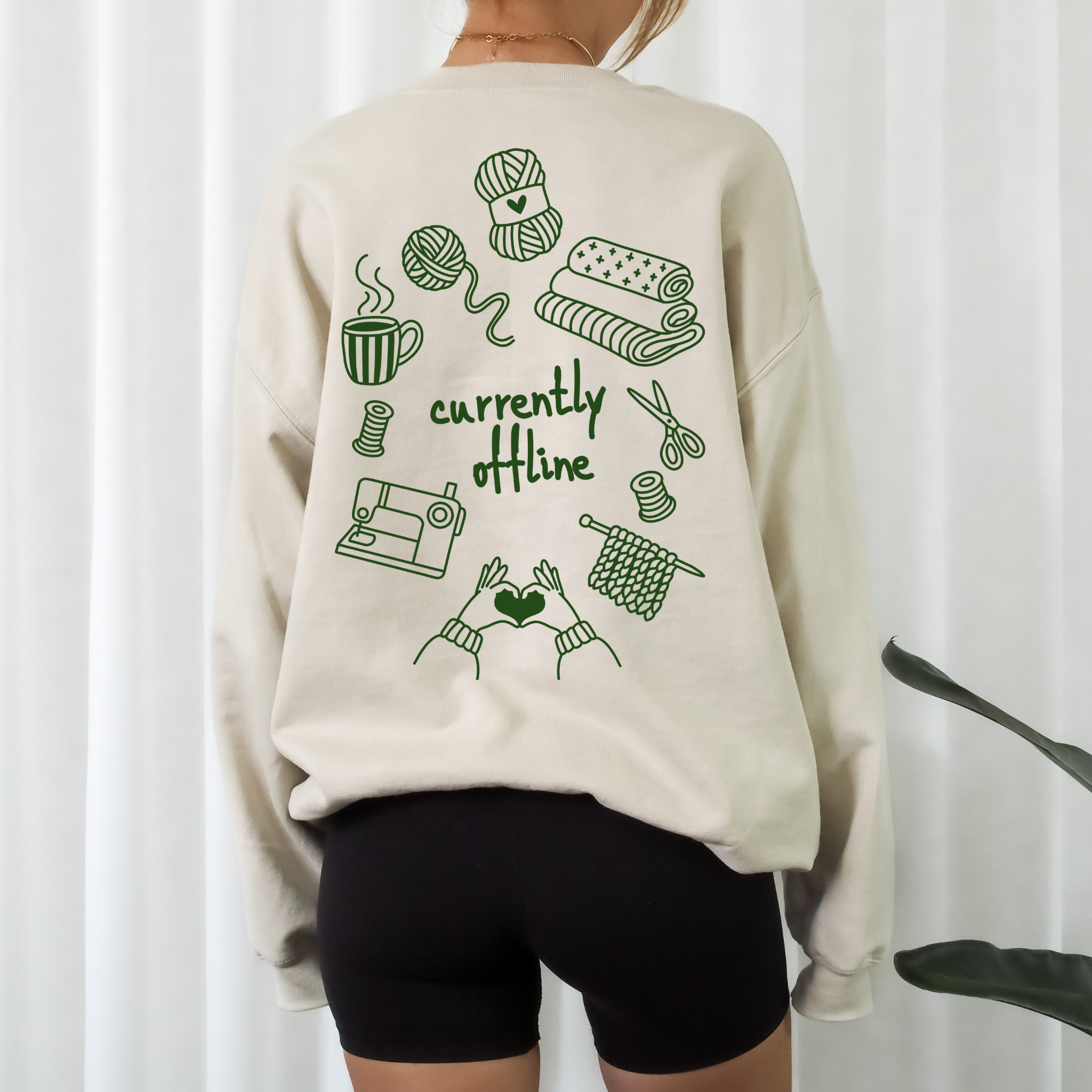 Plotterdatei Currently Offline zum Thema Stricken und Nähen mit Wollknäueln, Stoff, Nähmaschine, Strickstück, Garn, Schere und Tasse als Line Art